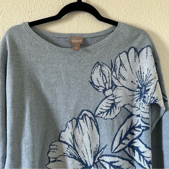 CHICO’S Women’s Fine Knit Sweater 1 Blue White Mix Media Floral Casual Spring - Picture 4 of 11
